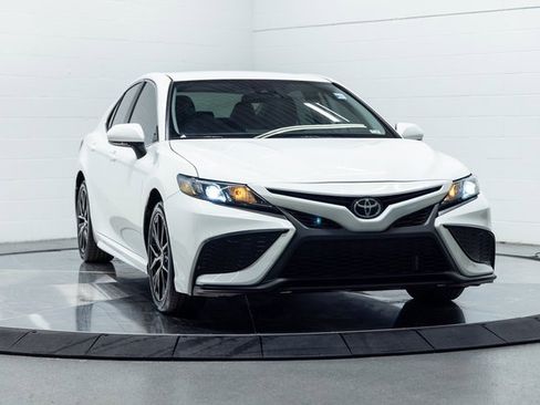 Used 2023 Toyota Camry SE image 4