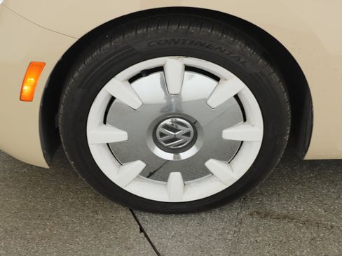 Used 2019 Volkswagen Beetle 2.0T image 8