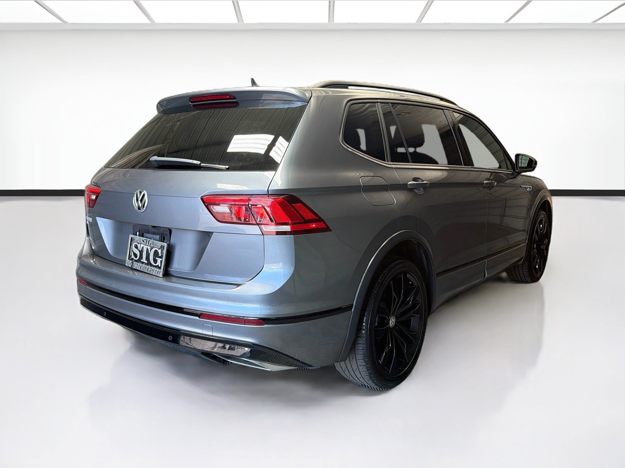 Used 2021 Volkswagen Tiguan SE R-Line FWD image 4