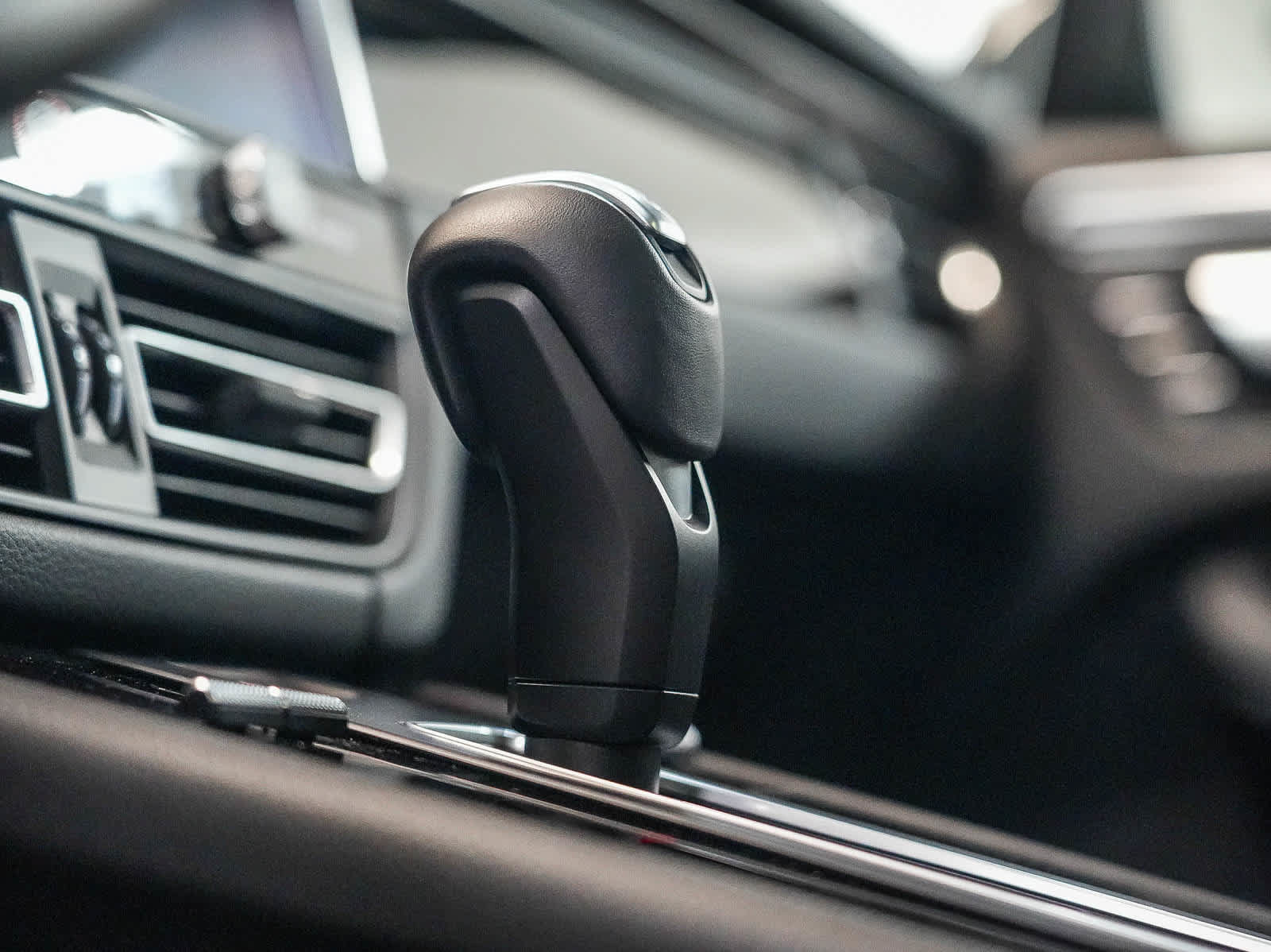 Certified 2026 Porsche Macan AWD/4WD image 23