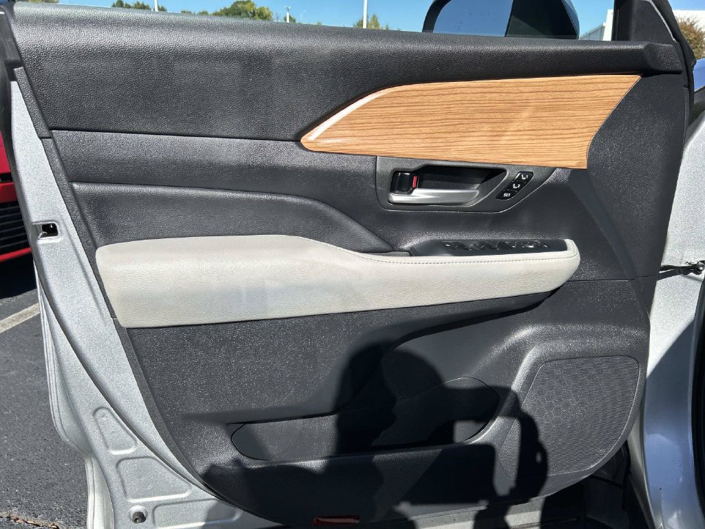 Used 2024 Toyota Grand Highlander AWD image 25