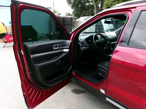 Used 2017 Ford Explorer XLT AWD/4WD image 12