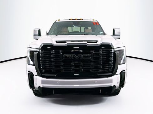 Used 2025 GMC Sierra 2500 Denali Ultimate w/ Max Trailering Package image 3