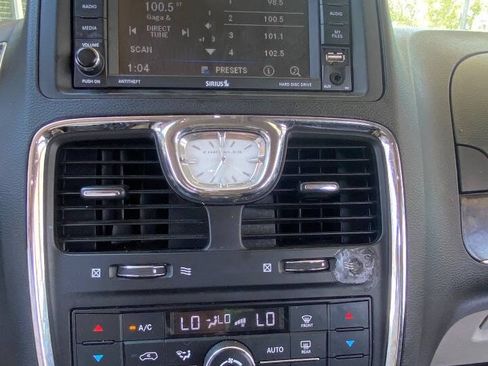 Used 2014 Chrysler Town & Country Touring FWD image 29