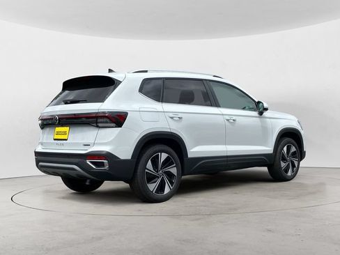 Certified 2025 Volkswagen Taos SE w/ Panoramic Sunroof Package AWD/4WD image 5