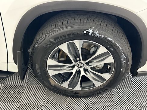 Certified 2025 Toyota Highlander XLE AWD/4WD image 11