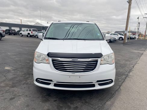 Used 2014 Chrysler Town & Country Touring image 2