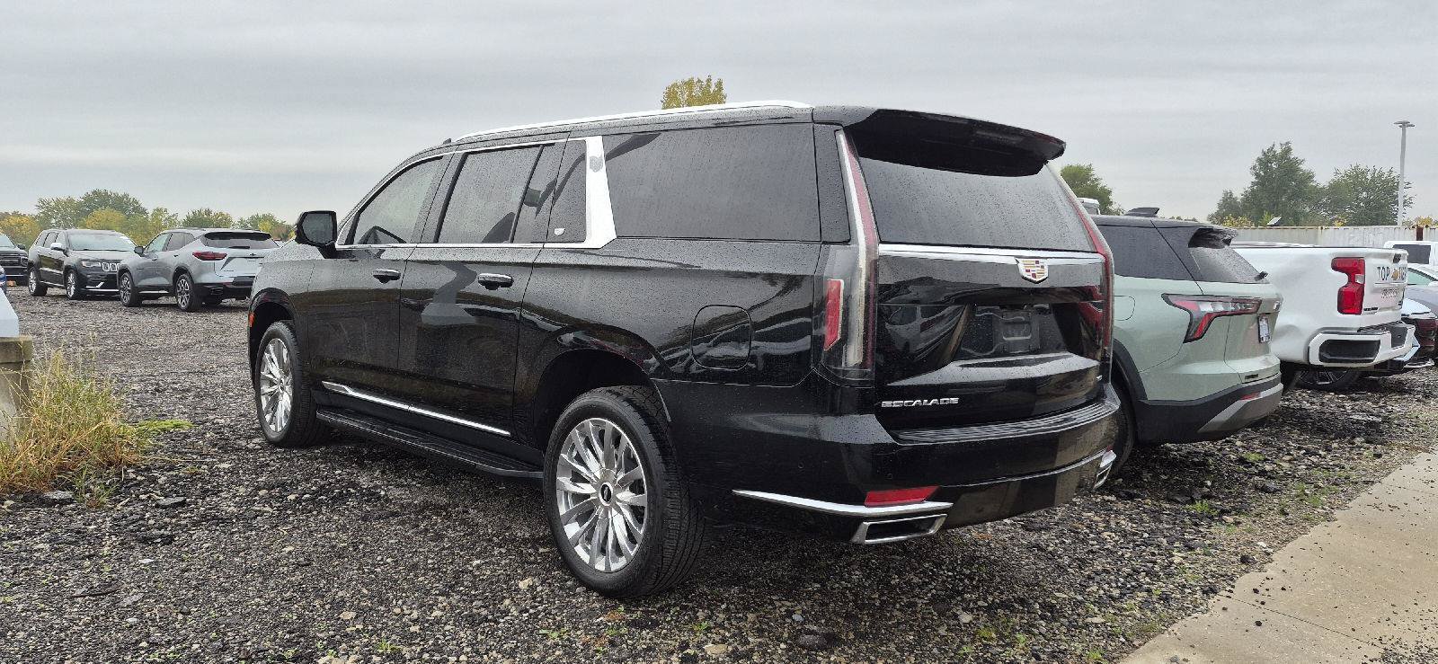 Used 2023 Cadillac Escalade ESV Premium Luxury w/ LPO, Floor Liner Package AWD/4WD image 4