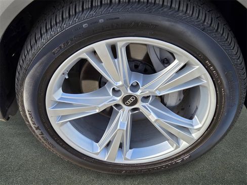 Used 2022 Audi Q8 Premium Plus w/ Premium Plus Package image 5