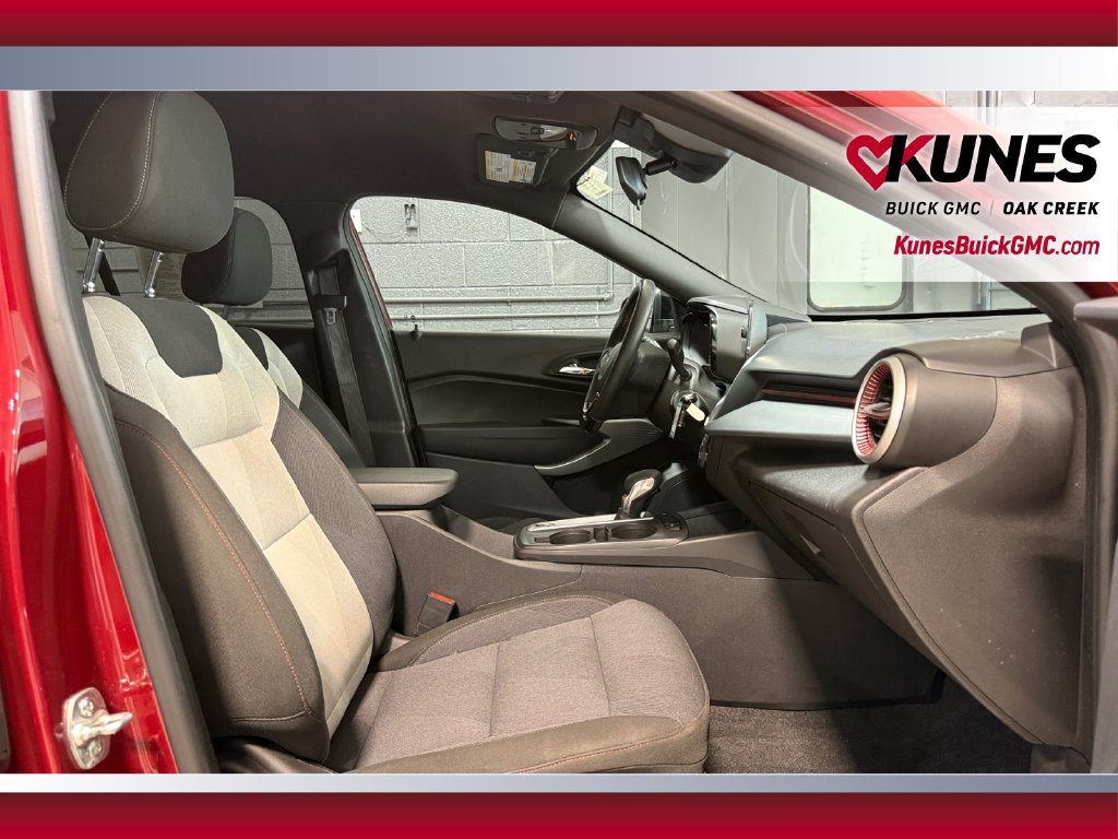 Used 2025 Chevrolet Trax RS FWD image 36