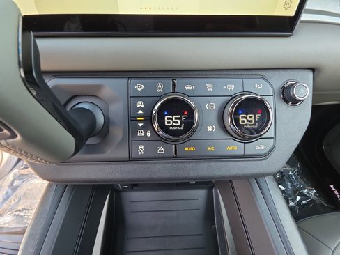 Used 2025 Land Rover Defender 110 AWD/4WD image 20