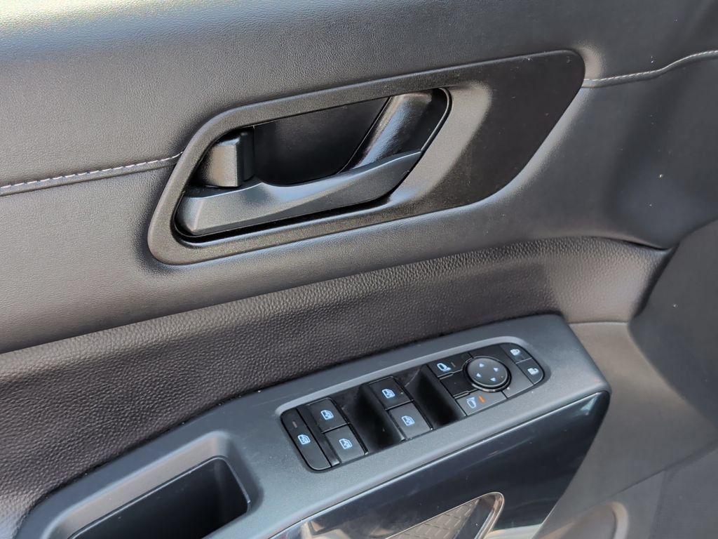 Used 2025 Nissan Pathfinder SV AWD/4WD image 15