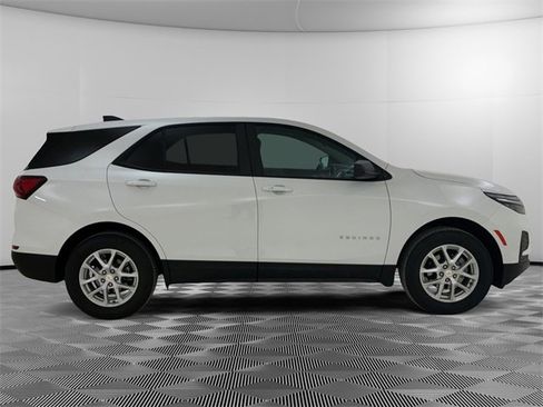 Used 2023 Chevrolet Equinox LS w/ LS Convenience Package image 2
