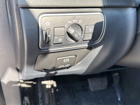 Used 2015 Volvo V60 T5 image 29