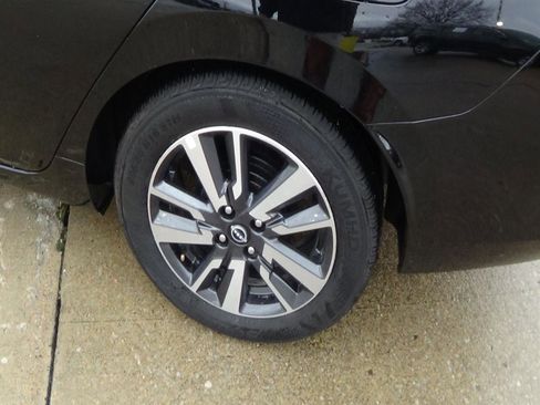 Used 2025 Nissan Versa SV FWD image 9