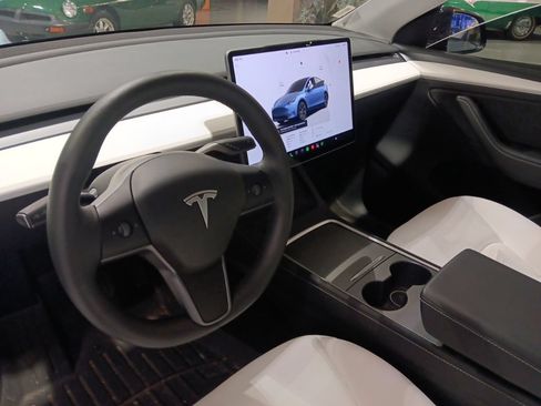 Used 2024 Tesla Model Y Long Range AWD/4WD image 3