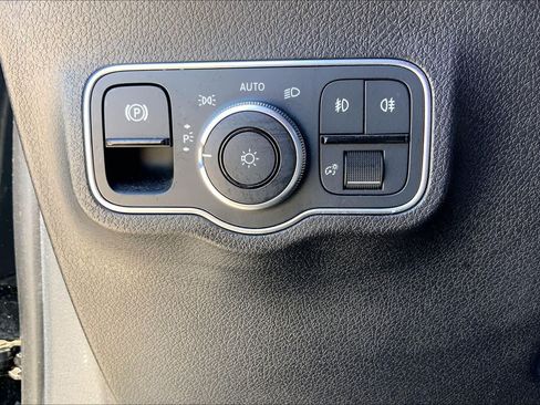 Used 2023 Mercedes-Benz GLB 250 image 33