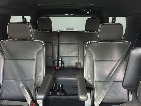 Used 2023 Chevrolet Suburban Premier w/ Advanced Technology Package RWD image 16