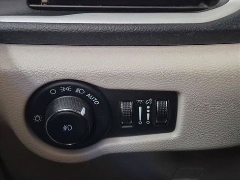 Used 2022 Chrysler Pacifica Touring-L w/ Uconnect Theater Family Group FWD image 11