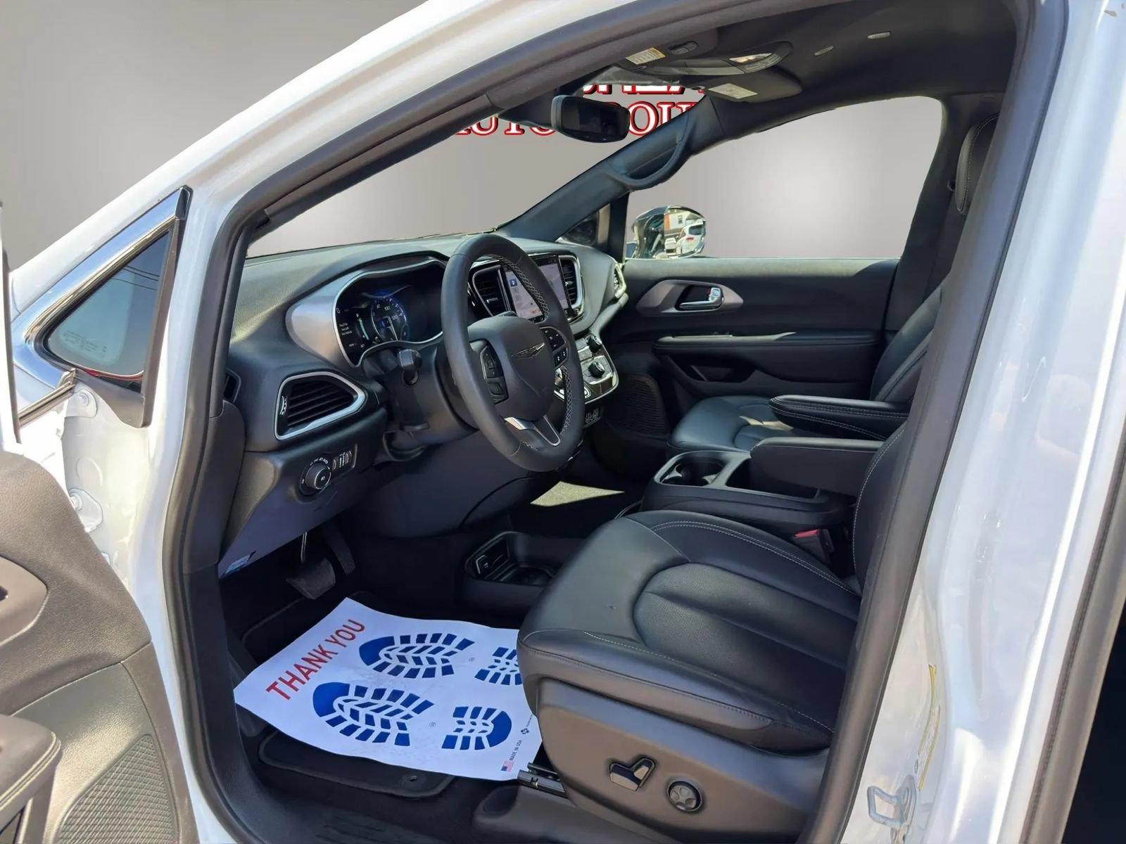 Used 2025 Chrysler Pacifica Select FWD image 12