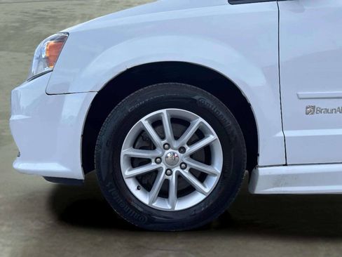Used 2016 Dodge Grand Caravan SXT w/ Rear Park Assist Package FWD image 32
