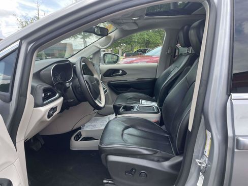 Used 2020 Chrysler Pacifica Limited FWD image 4