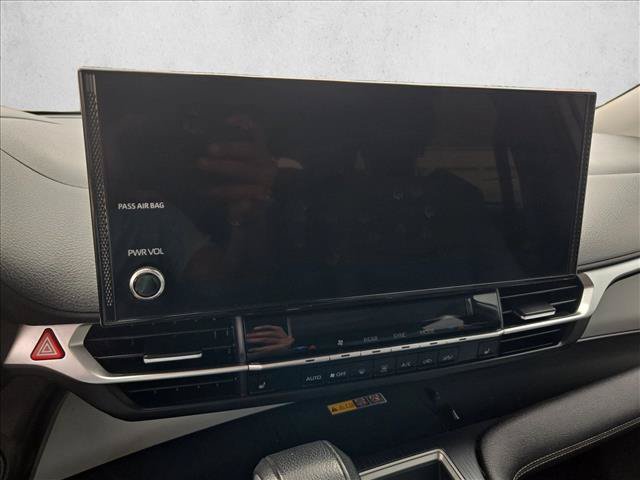 Used 2025 Toyota Sienna XLE FWD image 11
