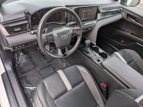 Used 2025 Toyota Camry SE image 14