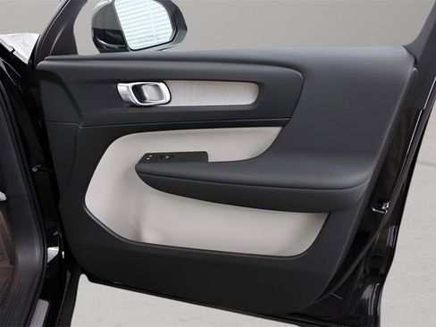 Certified 2025 Volvo XC40 B5 Plus w/ Protection Package Premier image 20