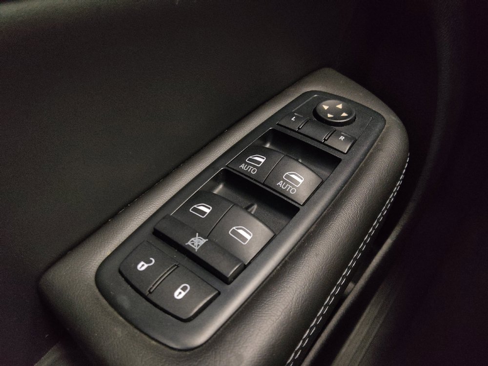Used 2015 Chrysler 200 S FWD image 27