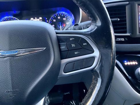 Used 2019 Chrysler Pacifica Touring-L image 13