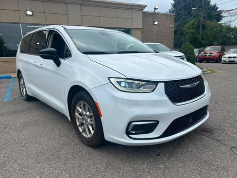 Used 2024 Chrysler Pacifica Touring-L FWD image 3