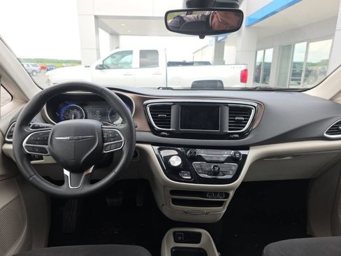 Used 2023 Chrysler Voyager LX FWD image 11