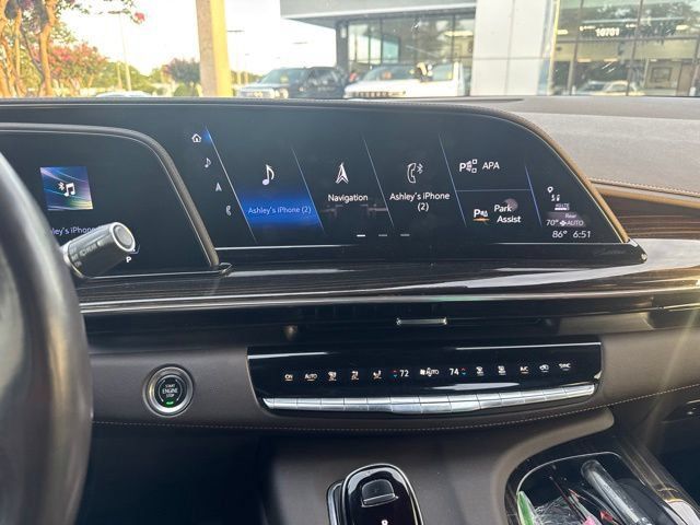 Used 2022 Cadillac Escalade Premium Luxury AWD/4WD image 3