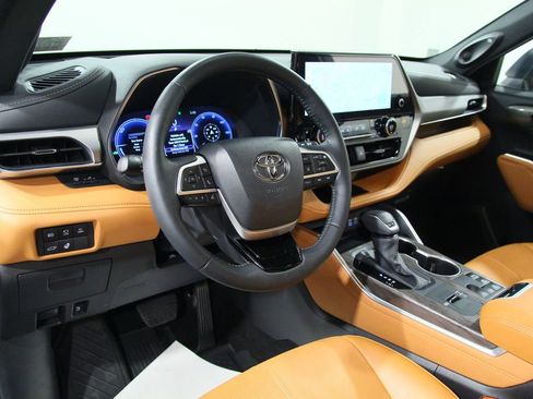 Used 2025 Toyota Highlander Platinum image 5