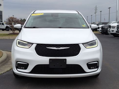 Used 2023 Chrysler Pacifica Touring-L image 2