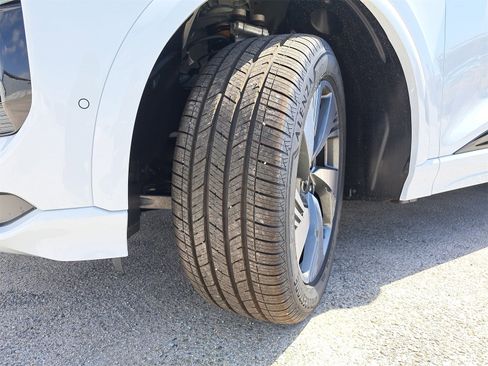 New 2025 Audi Q6 e-tron Premium image 30