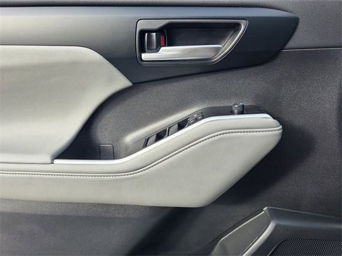 Used 2026 Toyota Highlander XLE image 19