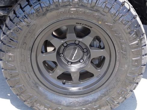 Used 2019 Toyota Tacoma TRD Off-Road w/ Technology Package AWD/4WD image 17