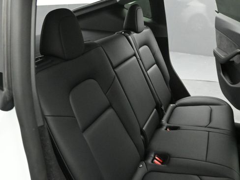 Used 2023 Tesla Model Y Long Range image 21
