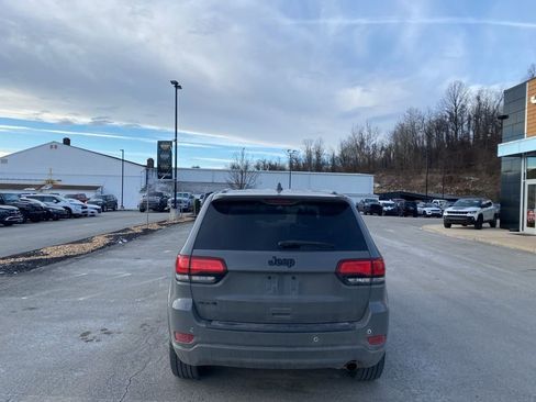 Certified 2022 Jeep Grand Cherokee Laredo X image 3