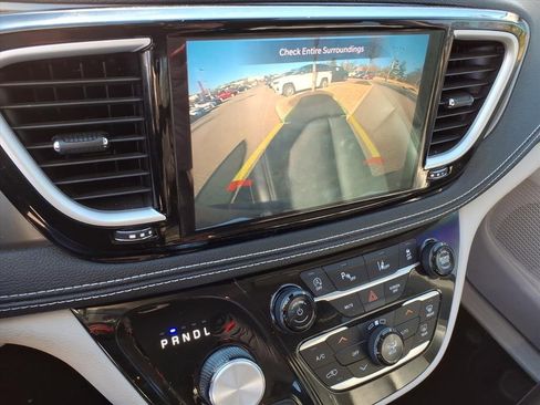 Used 2023 Chrysler Pacifica Touring-L image 25