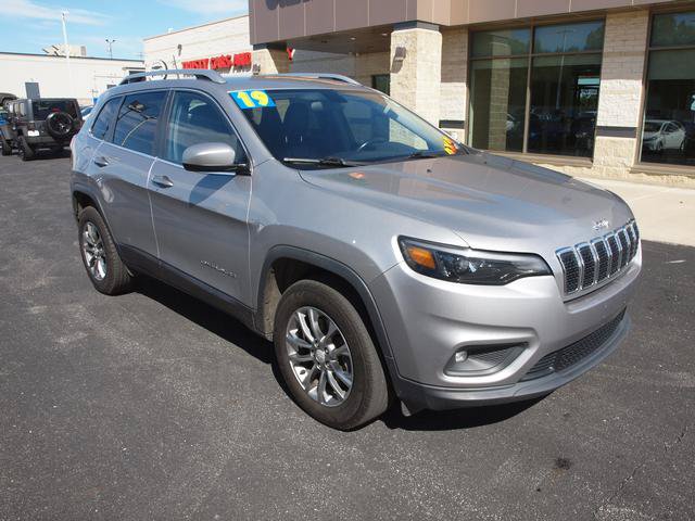 Used 2019 Jeep Cherokee Latitude Plus w/ Cold Weather Group AWD/4WD image 1