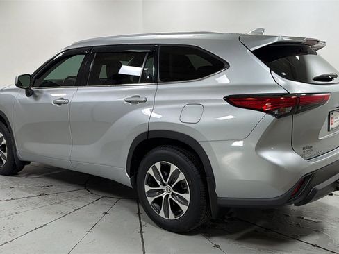 Used 2022 Toyota Highlander XLE image 7
