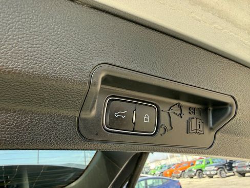 Used 2023 Ford Explorer Limited image 18