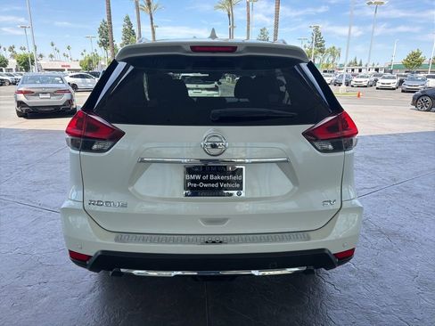 Used 2019 Nissan Rogue SV w/ Premium Package FWD image 4