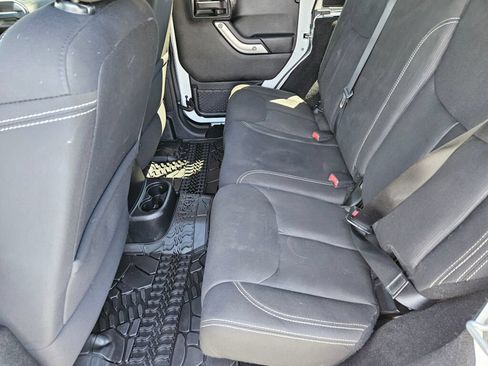 Used 2015 Jeep Wrangler Unlimited Sahara w/ Connectivity Group AWD/4WD image 13