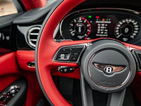 Used 2025 Bentley Bentayga image 17