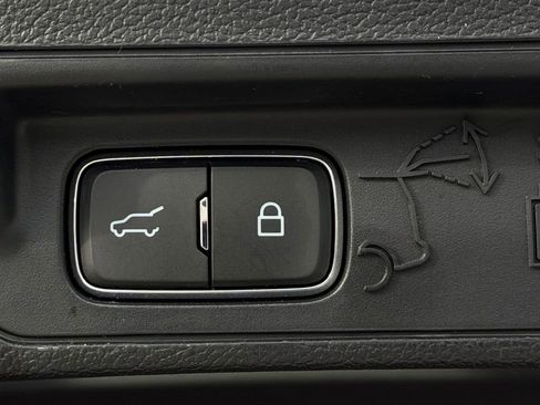 Used 2020 Ford Explorer XLT image 26