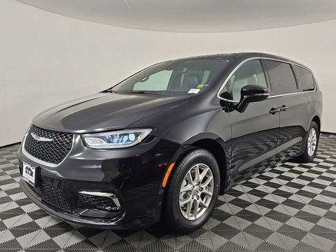 Used 2025 Chrysler Pacifica Select image 7